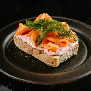 Брускетта с форелью и мягким сыром <p class="ves">140 г</span>