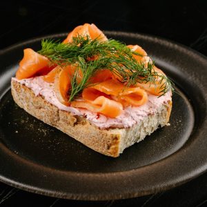 Брускетта с форелью и мягким сыром <p class="ves">140 г</span>