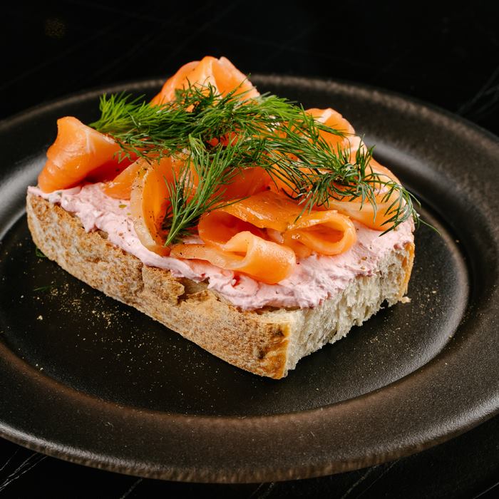 Брускетта с форелью и мягким сыром <p class="ves">140 г</span>