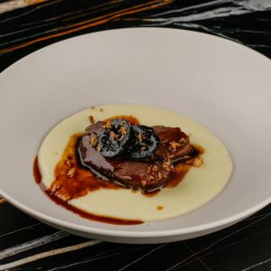 Говяжьи щёки с картофельным пюре и грецким орехом <p class="ves">120/150 г</span>