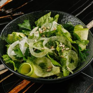 Гранд-салат с зелеными овощами, маринованным фенхелем и семенами подсолнечника <p class="ves">140 г</span>