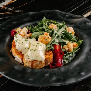 Теплый салат с креветками и кальмаром <p class="ves">180 г</span>