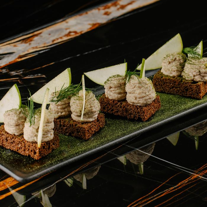 Форшмак на черном хлебе <p class="ves">200 г</span>