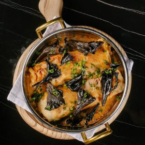 Блины в сливочном соусе с уткой и черными лисичками