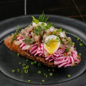 Брускетта с селедкой под шубой