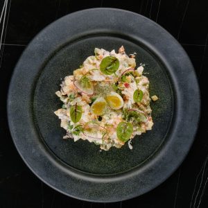 Оливье с говядиной и креветками