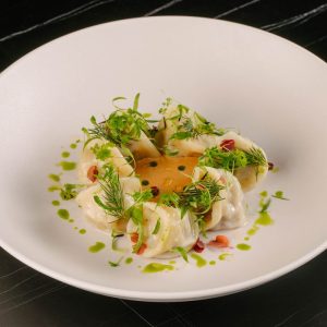 Пельмени с говядиной и соусом из копчёных томатов