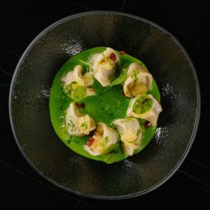 Пельмени с щукой и шпинатным соусом