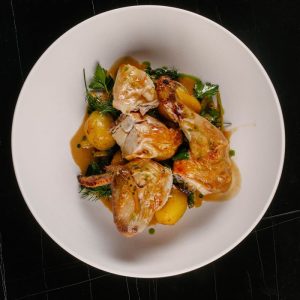 Половина цыпленка с молодым картофелем и черемшой