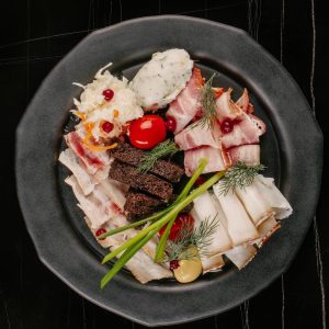 Сало трех вкусов с горчицей и гренками