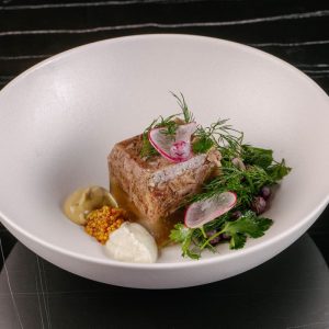 Холодец из телячьих хвостов с горчицей и хреном