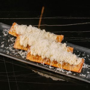 Чебуреки с рваной телятиной, пармезаном и трюфельным соусом