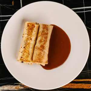 Блины с курицей и соусом жу