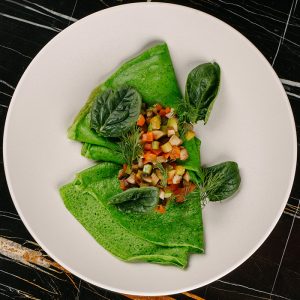 Блины шпинатные с овощным соте