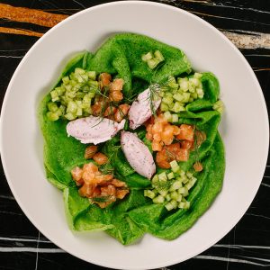 Блины шпинатные с форелью и мягким сыром