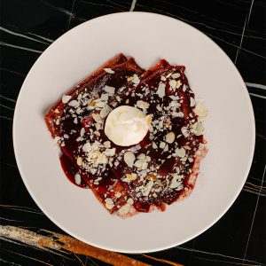 Блины с земляничным соусом и мороженым