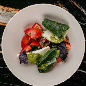 Салат с адыгейским сыром томатами и клубникой <p class="ves">250 г</span>