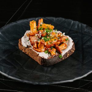 Бутерброд с лисичками и кремом из феты
