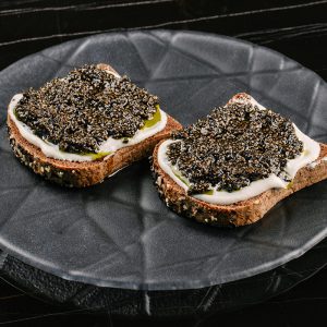 Гречневый хлеб с сыром из кешью и икрой из семян чиа <p class="ves">200 г</span>