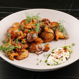 Молодой картофель с лисичками