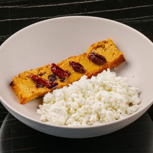 Морковный кекс со спирулиной, орехами и творожным кремом с оливковым маслом <p class="ves">180 г</span>