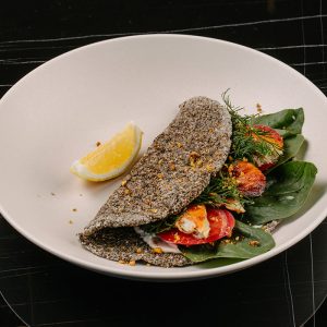 Пита из семян чиа с жареной скумбрией, майонезом из кешью и дуккой <p class="ves">230 г</span>