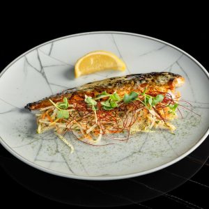 Скумбрия с кольраби и айвой